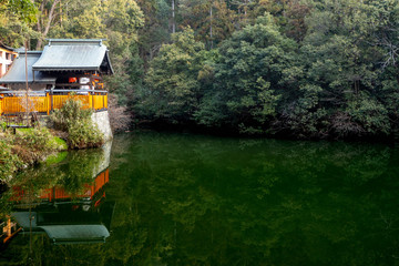 湖面に反射する神社