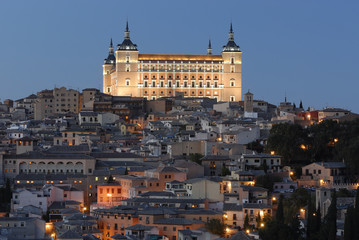 Fototapeta na wymiar Vista nocturna de la ciudad española de Toledo y su alcázar, Patrimonio de la Humanidad
