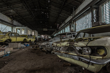 Fototapeta premium demolierte verlassene autos in einer halle