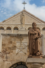 Obraz premium City of Bethlehem. The church Catherine next to the Basilica of the Nativity of Jesus Christ. Column with the figure of Saint Jerome