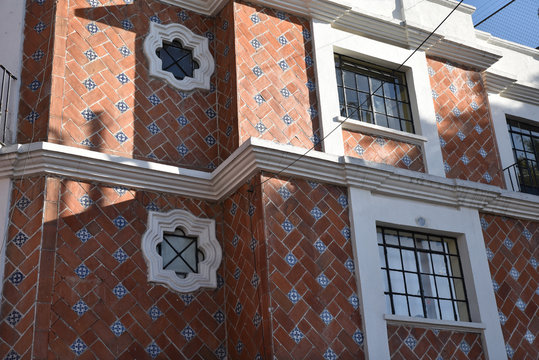 Fa&ccedil;ade avec azuleros color&eacute;s au Mexique