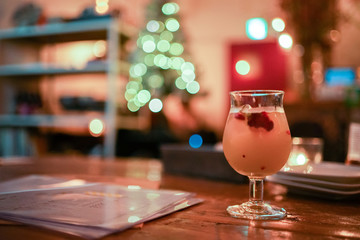 カフェのテーブルに置かれたカクテルと料理
