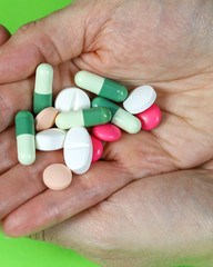 main tenant plusieurs cachets sur un fond vert