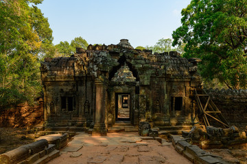 Le pavillon d'entrée et les consolidations du temple Ta Som dans le domaine des temples de Angkor, au Cambodge