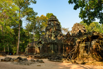 Fototapeta na wymiar L'entrée de la seconde enceinte de l'entrée ouest du temple Ta Som dans le domaine des temples de Angkor, au Cambodge