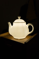 Beautiful bedside lamp teapot shaped ! Nighttime, this mesmerizing white lamp made of ceramic offers a warm atmosphere. From France.