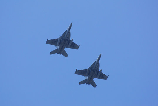 軍用機の編隊飛行
