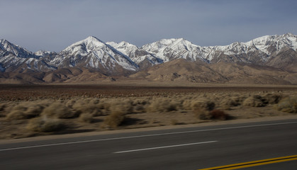 Montagnes enneigées vues de la fenêtre d'une voiture