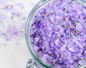 Obraz na płótnie Canvas Purple bath salt (foot soak) wirh dry lavender, close up.