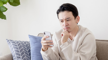 男性　スマートフォン