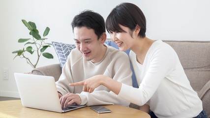 夫婦　カップル　パソコン