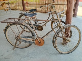 Naklejka na ściany i meble old bicycle on the wall