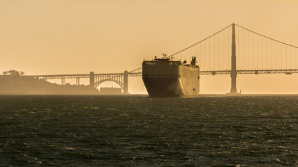 Transportschiff vor Golden Gate Brücke zu Sonnenuntergang