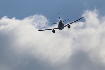 飛び去る飛行機