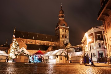 Obraz premium old town of Riga at night during Christmas 