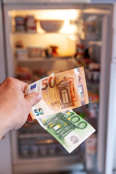 Geld sparen beim Einkauf für den Kühlschrank Refrigerator Verbauch von Lebensmitteln