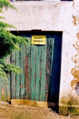 Schild Einfahrt freihalten an Tor