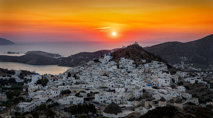 Fototapeta premium Blick auf die idyllische Chora von Ios, die Hauptstadt der Insel, bei Sonnenuntergang, Kykladen, Griechenland