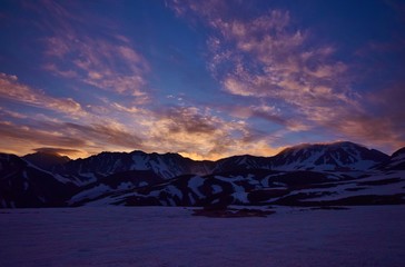 Fototapeta na wymiar 夜明けの北アルプス 立山アルパイン