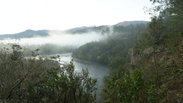 amaneces  en el r&iacute;o sil con niebla