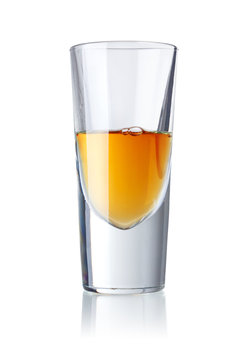 ein Glas mit Brandy isoliert auf weiß