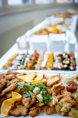 Catering Caterer Buffet Snack Appetizer Canapes  Fingerfood auf weißer Platte