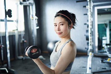 Fototapeta premium ワークアウト 若い女性
