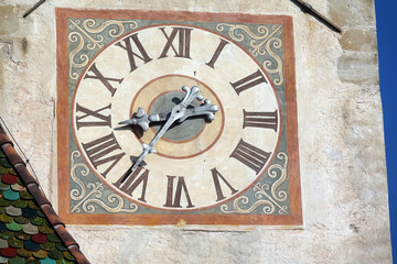 Fototapeta na wymiar Uhr an der Kirche in Deutschnofen