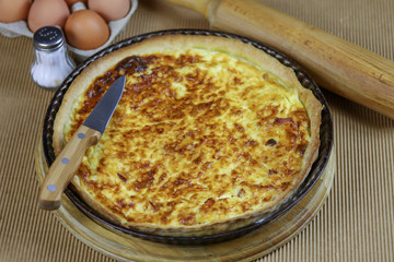 quiche entière au fromage sur une table