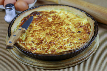 quiche entière au fromage sur une table