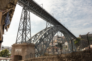 Fachwerk-Bogenbrücke Ponte Luíz I über den Douro zwischen Porto und Vila Nova de Gaia in Portugal.