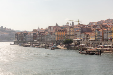 Fototapeta na wymiar Blick über den Douro auf die Altstadt von Porto