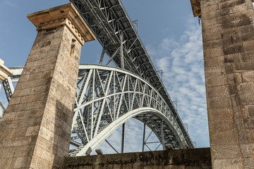 Fachwerk-Bogenbrücke Ponte Luíz I über den Douro zwischen Porto und Vila Nova de Gaia in...