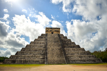 Obraz na płótnie Canvas pirámide de chicén itzá en dia con nubes
