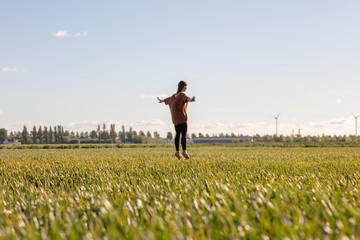 Frau schwebt &uuml;ber Getreidefeld