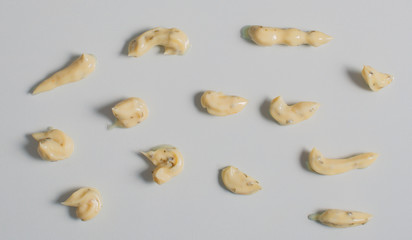 Fototapeta na wymiar Remouladen Soßen Spritzer auf einem weißen Hintergrund für die Freistellung Food Fotografie