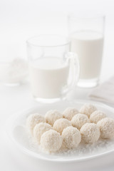 Small round cakes sprinkled with coconut shavings.