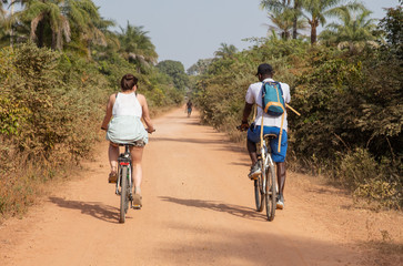 Fototapeta premium Mountainbiking auf Sandpiste in afrikanischer Landschaft
