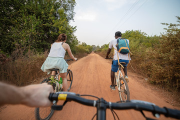 Fototapeta na wymiar Mountainbiking auf Sandpiste in afrikanischer Landschaft