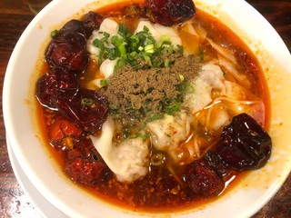 激辛 ワンタン ラーメン 赤い 美味しい