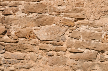 Sandsteinmauer mit unregelmäßigen Steinen