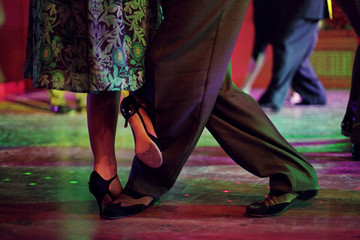 Graceful lines of legs of Argentina tango dancers - obrazy, fototapety, plakaty