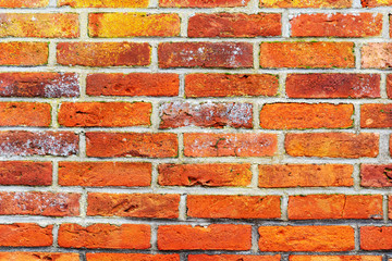 Läuferverband einer verwitterten rote Backsteinmauer © Marcus from Austria