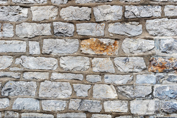 Läuferverband einer grauen Natursteinmauer