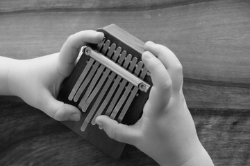 Kind spielt auf Kalimba