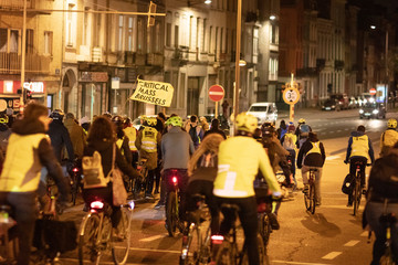 Abendliche Fahrrad-Demo für Klimaschutz und Verkehrswende in Brüssel, Belgien