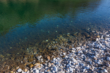 Agua de río tranquila cristalina