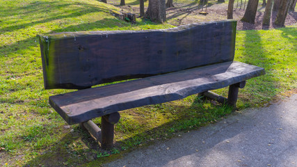 Banco de madera antiguo en parque
