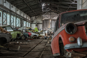 viele bunte alte autos in einer halle