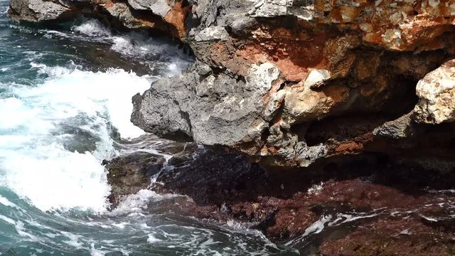 Des vagues en bor de mer